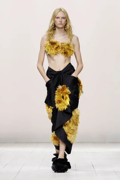 Look 16